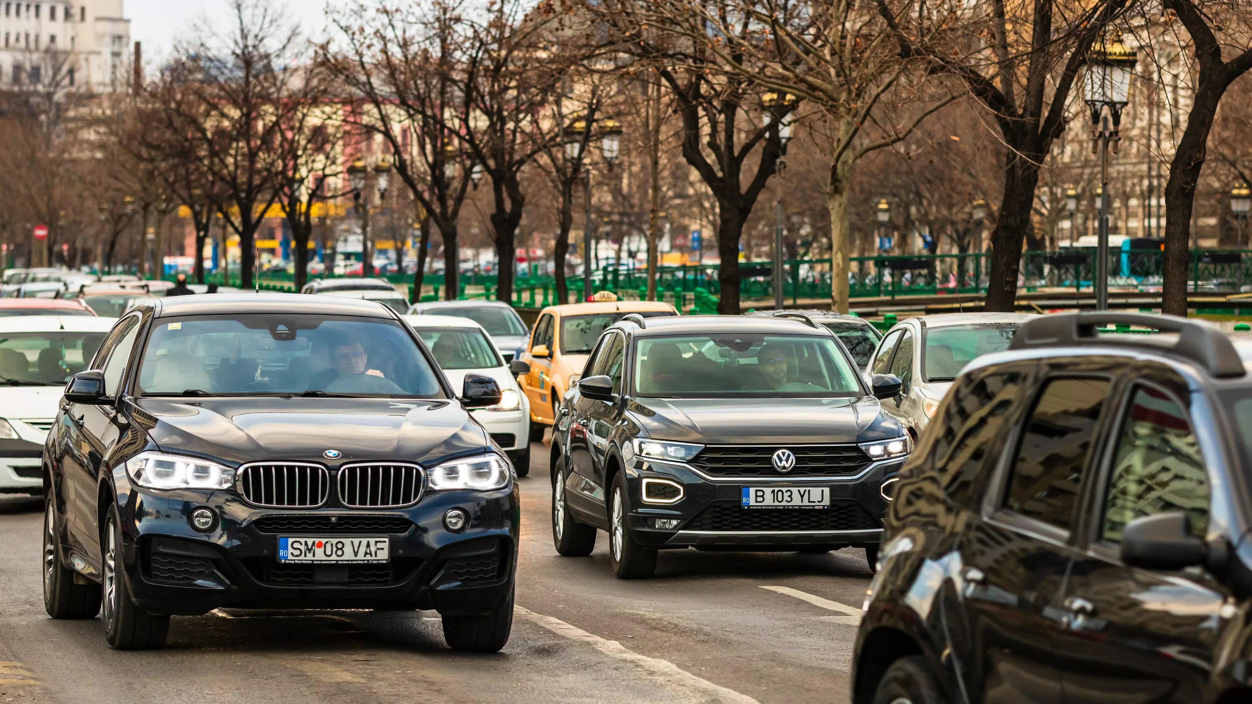 De la 1 iulie se scumpește rovinieta. Șoferii cu mașini vechi ar putea plăti cu până la 30% mai mult